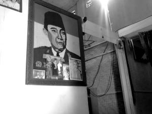 Foto Soekarno, dan beberapa foto Kenangan Pak Mangku dan Mbah Ti 